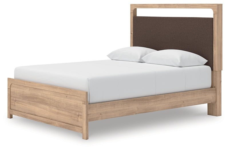 Kinlanni Queen Upholstered Platform Bed, Dresser and Mirror
